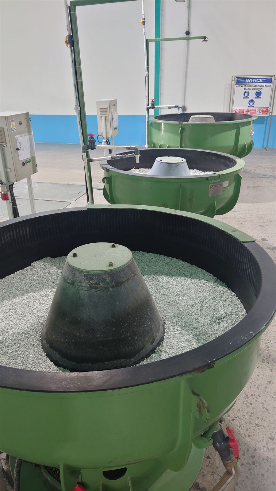 Vibratory finishing machines at the SHEDA factory